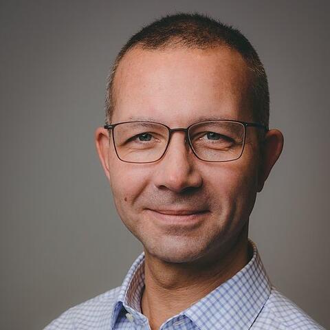 Headshot of Thomas Heinze